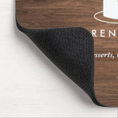 茶色の木目に白いケーキのモノグラムのロゴ マウスパッド (コーナー)