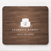 茶色の木目に白いケーキのモノグラムのロゴ マウスパッド (正面)
