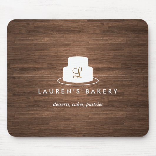 茶色の木目に白いケーキのモノグラムのロゴ マウスパッド (正面)