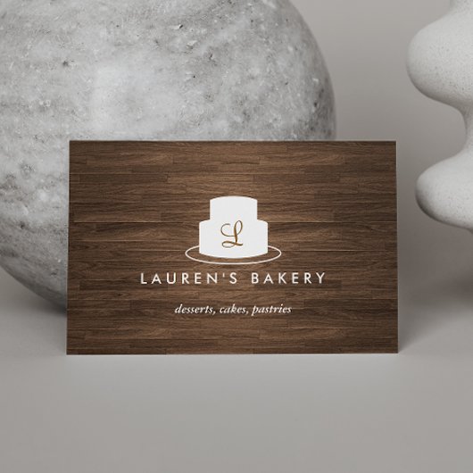 茶色の木目に白いケーキのモノグラムのロゴ 名刺