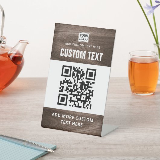 茶色の木目の外観のカスタムロゴQRコードと文字 台座サイン (インサイチュ)