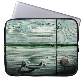 茶色の木製の引き出し ラップトップスリーブ