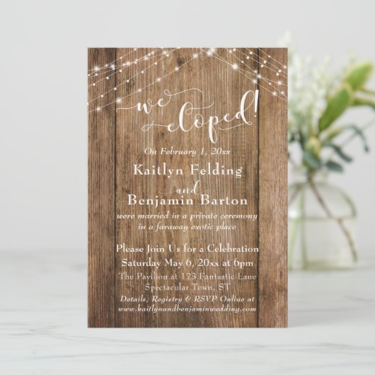 茶色の木製ライト 私たちはこっそり結婚した タイポグラフィー  レセプション 招待状 (スタンド正面)