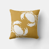 茶色の枕にカニの白 クッション (裏面)