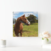 茶色の栗の馬には乾燥機が必要です。 スクエア壁時計 (ホーム)