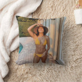 茶色の煉瓦の上に立っている黄色のビキニの女性 クッション (ブランケット)