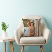 茶色の煉瓦の上に立っている黄色のビキニの女性 クッション (椅子)