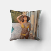 茶色の煉瓦の上に立っている黄色のビキニの女性 クッション (裏面)