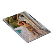 茶色の煉瓦の上に立っている黄色のビキニの女性 ノートブック (右側)