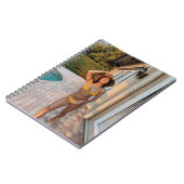 茶色の煉瓦の上に立っている黄色のビキニの女性 ノートブック (左側)