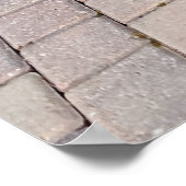 茶色の煉瓦の上に立っている黄色のビキニの女性 ポスター (角)