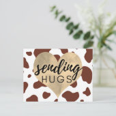 茶色の牛の模様の金色のハートがハグを送る ポストカード (スタンド正面)