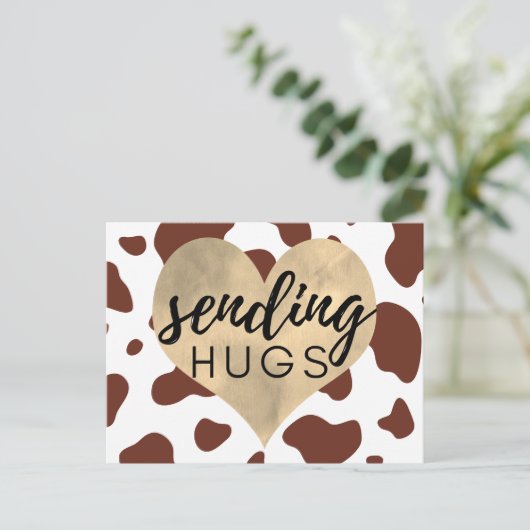 茶色の牛の模様の金色のハートがハグを送る ポストカード (スタンド正面)