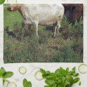 茶色の牛の群れを持つ白い牛 キッチンタオル (折り畳み)