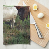 茶色の牛の群れを持つ白い牛 キッチンタオル (四つ折り)