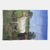 茶色の牛の群れを持つ白い牛 キッチンタオル (横)