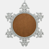 茶色の牛革のテクスチャの外観 スノーフレークピューターオーナメント (正面)