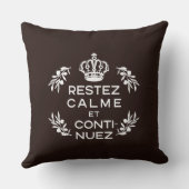 茶色の白いクレストフランスのKeep Calm and Carry On クッション (裏面)