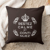 茶色の白いクレストフランスのKeep Calm and Carry On クッション (ブランケット)