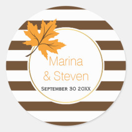 茶色の白いストライプ秋の結婚式とカエデの葉 ラウンドシール
