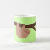 茶色の笑顔のナマケモノとハート鼻 コーヒーマグカップ (中央)