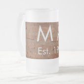 茶色の素朴なレンガの石に名前の文字の年日付を追加 フロストグラスビールジョッキ (正面左)