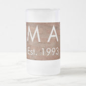 茶色の素朴なレンガの石に名前の文字の年日付を追加 フロストグラスビールジョッキ (中央)