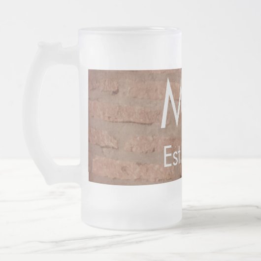 茶色の素朴なレンガの石に名前の文字の年日付を追加 フロストグラスビールジョッキ (左)