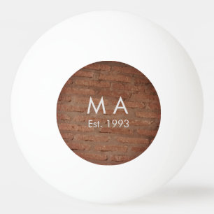 茶色の素朴なレンガの石に名前の文字の年日付を追加 卓球ボール