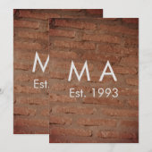 茶色の素朴なレンガ ストーンに名前と年月日を追加 招待状 (正面/裏面)