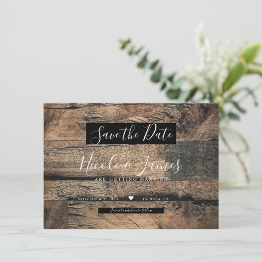 茶色の素朴な古い木の板の結婚式のSave the Date 招待状 (スタンド正面)