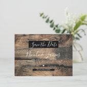 茶色の素朴な古木の板を使った結婚式のSave the Date 招待状 (スタンド正面)
