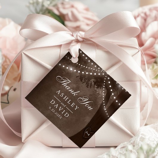 茶色の素朴ツリーのライト彫りイニシャルの結婚数 フェイバータグ