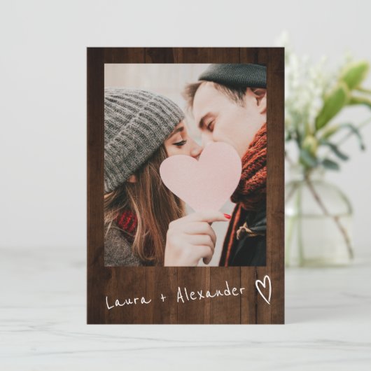 茶色の素朴木のスクリプトハート2枚結婚の写真 招待状 (スタンド正面)