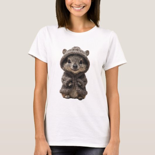 茶色の編み込みパーカーに包まれた可愛らしいハリネズミ Tシャツ (正面)