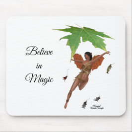 茶色の翼のマウスパッドを持つ可愛い妖精 マウスパッド