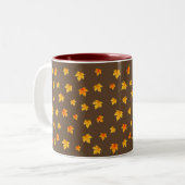 茶色の背景にカエデの葉 ツートーンマグカップ (正面左)