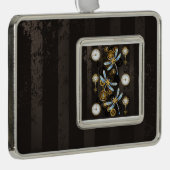 茶色の背景にスチームパンクストライプのトンボ シルバープレートフレームオーナメント (右)