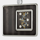 茶色の背景にスチームパンクストライプのトンボ シルバープレートフレームオーナメント (左)