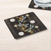 茶色の背景にスチームパンクストライプのトンボ スクエアペーパーコースター (アングル)