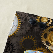 茶色の背景にスチームパンクストライプのトンボ ビーチタオル (インサイチュ)