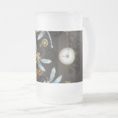 茶色の背景にスチームパンクストライプのトンボ フロストグラスビールジョッキ (正面右)