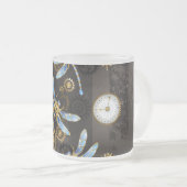 茶色の背景にスチームパンクストライプのトンボ フロストグラスマグカップ (正面右)