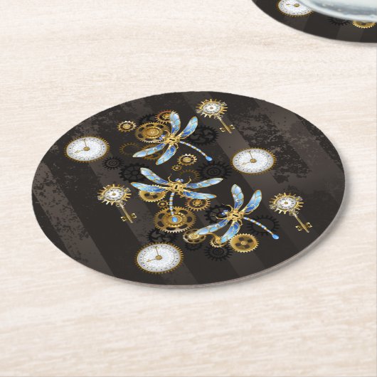 茶色の背景にスチームパンクストライプのトンボ ラウンドペーパーコースター (アングル)