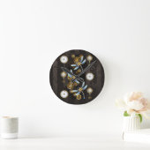 茶色の背景にスチームパンクストライプのトンボ ラウンド壁時計 (ホーム)