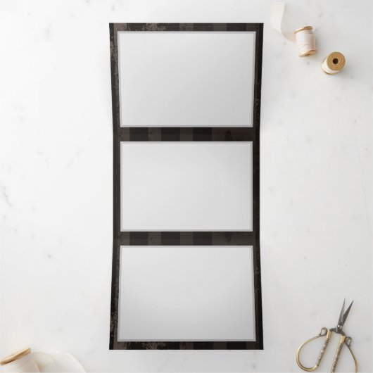 茶色の背景にスチームパンクストライプのトンボ 三つ折り案内状 (内部)