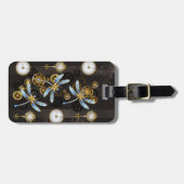 茶色の背景にスチームパンク・ドラゴストライプのンバエ ラゲッジタグ (正面横)