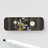 茶色の背景にスチームパンク・ドラゴストライプのンバエ 名札 (インサイチュ)