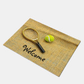 茶色の背景にテニスボールとラケット ドアマット (アングル)