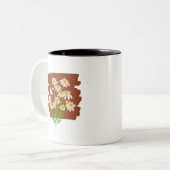 茶色の背景に描かれた牧歌的な花のデザイン ツートーンマグカップ (正面左)